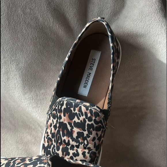 Steve Madden Size 8 Brown Black Slip On Sneakers Low Cut Rubber Sole Flats Shoes - Picture 2 of 3